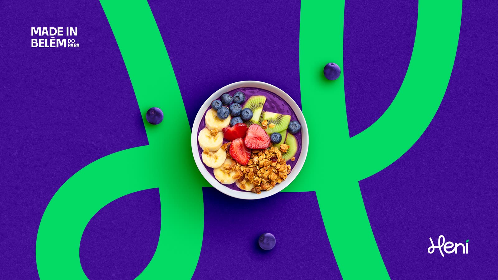 A bowl of açaí with fruit on the Heni H in green