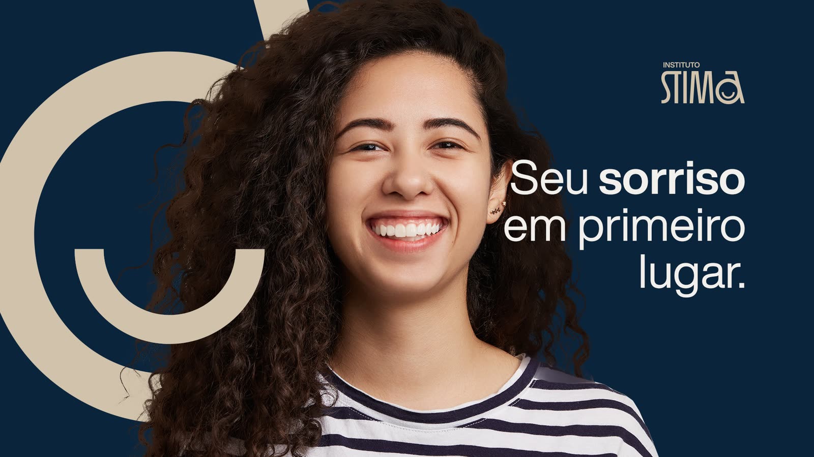 A smiling woman on a navy ad with the STIMA logo and the line Seu sorriso em primeiro lugar